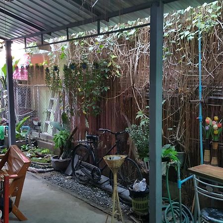 One Isra Hostel Chiang Mai Bagian luar foto